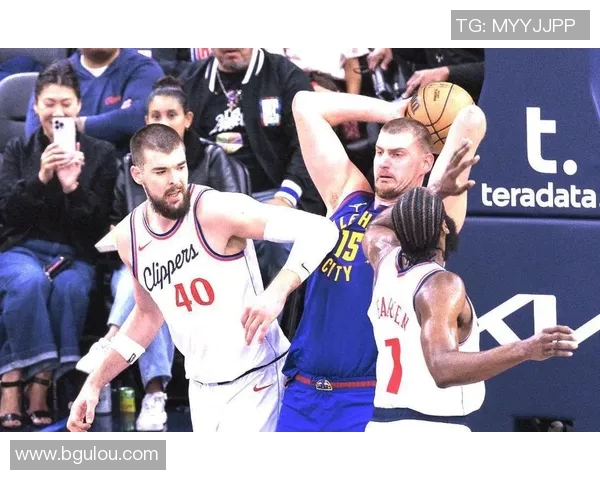 快船与勇士激战正酣文字直播全程回顾精彩瞬间与球员表现分析 快船与勇士激战正酣文字直播全程回顾精彩瞬间与球员表现分析