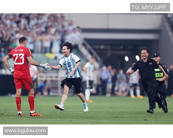 马丁内斯：从足球场上的传奇到生活中的启示与奋斗历程